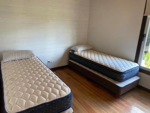 Colonia ChapadmalalCabañas Chapa Mora的配有两张床的客房内。