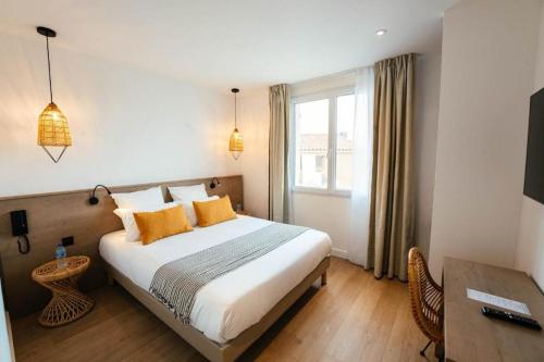 圣马迪拉莫Hôtel Casa Marina的一间卧室设有一张大床和一个窗户。