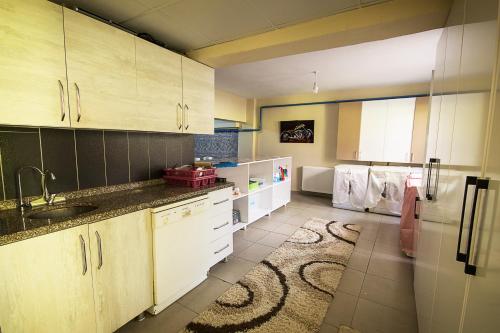 埃迪尔内22 OTEL的厨房配有白色橱柜和水槽
