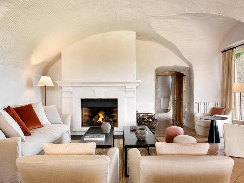 托伦特Mas de Torrent Hotel & Spa, Relais & Châteaux的带沙发和壁炉的客厅