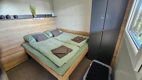皮罗瓦茨CHARTA mobile home Nada的一个小房间的小床,设有窗户