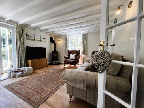 海景城Fairy Hill Cottage的带沙发和电视的客厅