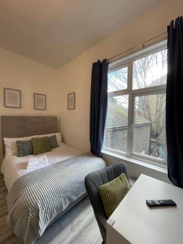 伦敦Camberwell Living Studio - Zone 2 London的一间卧室设有一张床和一个窗口