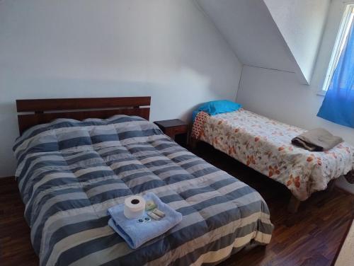 埃尔基斯科Hotel Brisas del Quisco的一间卧室配有一张带卫生纸的床。