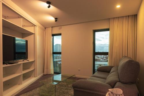蓬塔德尔加达Terrazza Bela Vista的带沙发和电视的客厅