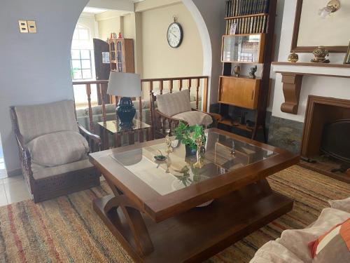 瓦斯科Hotel Huasco的客厅配有咖啡桌和壁炉