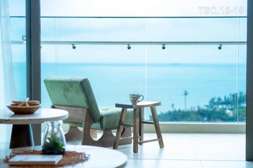 头顿The Sóng Apartment Sea View - Căn Hộ Biển Nghỉ Dưỡng - Hao's Homestay的一间带椅子和桌子的房间以及窗户