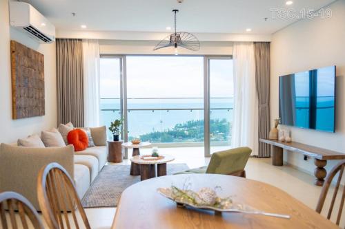 头顿The Sóng Apartment Sea View - Căn Hộ Biển Nghỉ Dưỡng - Hao's Homestay的客厅配有沙发和桌子