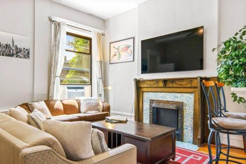 Newly Listed Brownstone 2BR on Historic St的休息区