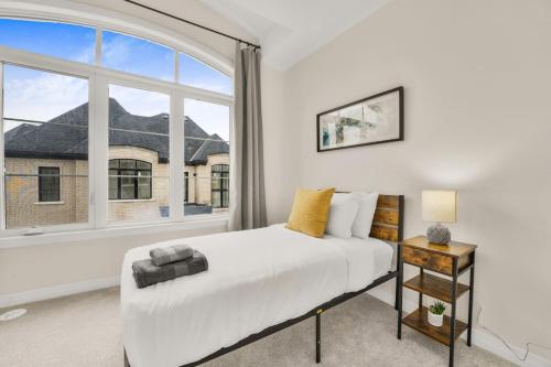 沃恩Modern Living in Vaughan - Brand New 3BR House的一间卧室设有一张床和一个大窗户