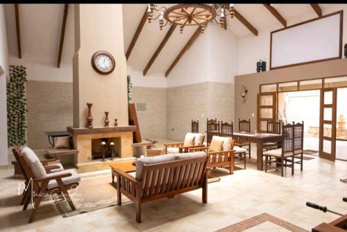 科恰班巴Casa - Villa Real de Aragón的客厅设有壁炉和桌椅