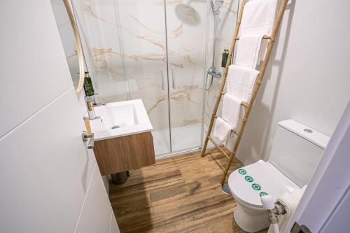卡米诺新村Complejo Roma的带淋浴、卫生间和盥洗盆的浴室