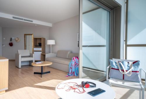 贝纳尔马德纳伊斯迪瓦托克布拉德酒店的客厅配有沙发和椅子