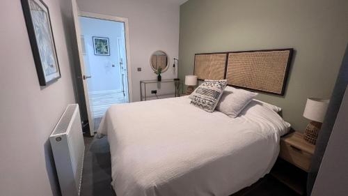 珀斯St John's Apartments的卧室配有白色的床和枕头。
