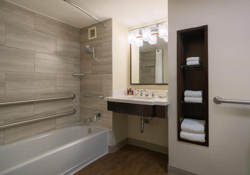 亚特兰大亚特兰大周界中心万豪酒店的带浴缸、水槽和镜子的浴室