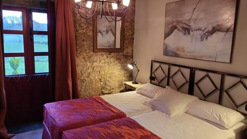 VillasanteCasa Rural del General Albelda的一间卧室设有一张床和一个窗口