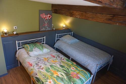 ScherwillerCoeur de village - maison de village - au centre - proche vignoble的一间带床和长凳的小卧室