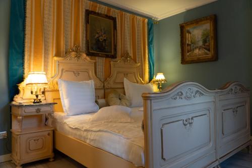 布雷亚扎CASA IANUȘ的一间卧室配有一张带天蓬的白色床