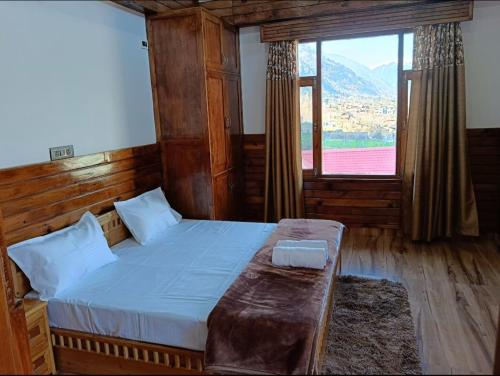 ShirirCrazy House Devku's Villa的一间卧室设有一张床和一个大窗户
