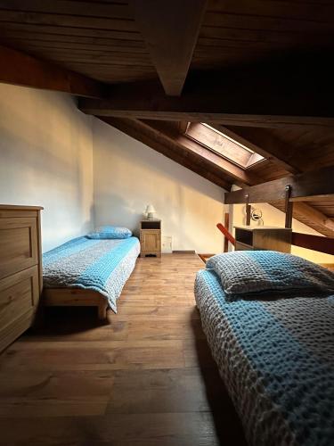 博维茨Apartma Popeye的一间卧室设有两张床,铺有木地板