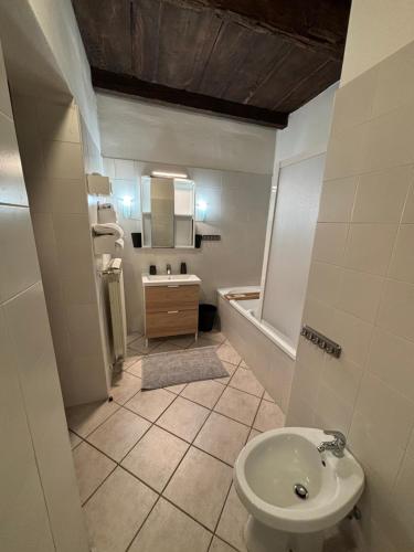 奥尔塔圣朱利奥-Ortaflats- Appartamento l'Isola的一间带水槽和卫生间的浴室