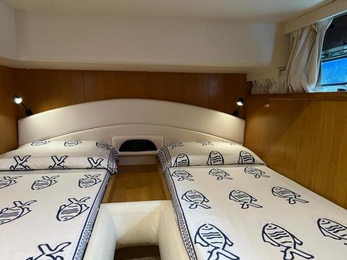 波尔图·埃尔科莱Mythos的小房间,船上有两张床