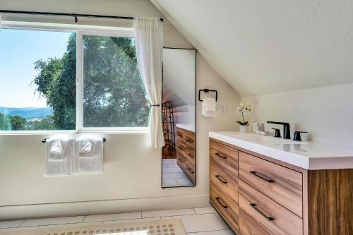 克罗弗戴尔Chianti by AvantStay Stunning Secluded Ranch的一间带水槽和窗户的浴室