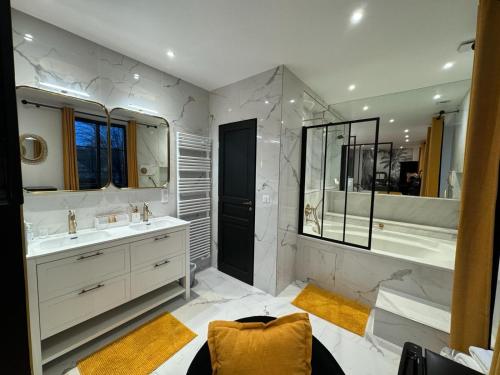 Chailly-en-BièreLa plaine de l'Angelus的一间带两个盥洗盆和大镜子的浴室