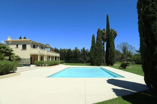 格里莫Grimaud Jardin Boreals 3 Bed Luxury Appt的房屋前的大型游泳池