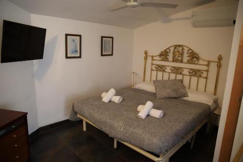普拉加德阿罗ESLORA的一间卧室配有一张带两张蜡烛的床。
