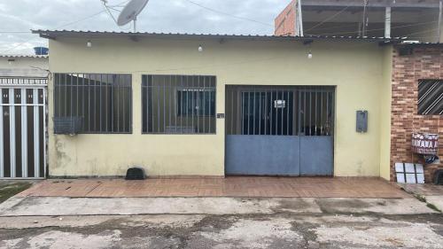 马瑙斯Casa 2 Quartos Manaus的一座带酒吧的蓝色门的房子