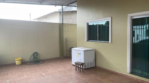 马瑙斯Casa 2 Quartos Manaus的窗户的房间里,有白色冰箱
