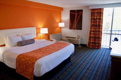 列克星敦列克星敦豪生酒店的酒店客房设有一张大床和一个阳台。