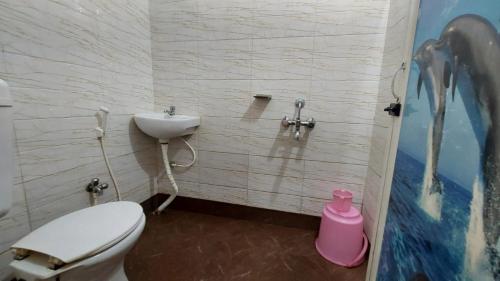 普里GRG M S M Residency Puri的一间带卫生间和水槽的浴室