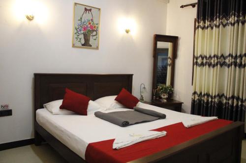 DewamottawaAirport J Dream Resort的一间卧室配有一张带红色枕头的大床