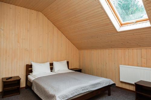 德拉格布拉特Мігалі的一间带床的卧室,位于带窗户的房间内