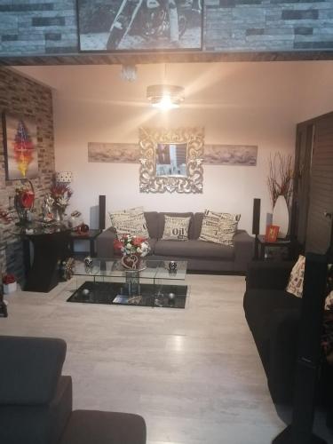 利马索尔Andros Residence的客厅配有沙发和桌子