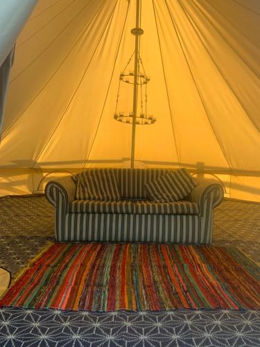 HorspathBell Tent的帐篷内的沙发,带地毯