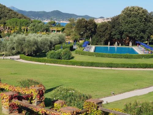 BagnaiaSant'Anna del Volterraio - Strada Maestra (56)的享有公园和游泳池的景色