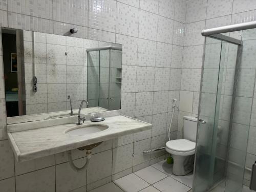 累西腓Casa da Esquina Pousada的一间带水槽和卫生间的浴室
