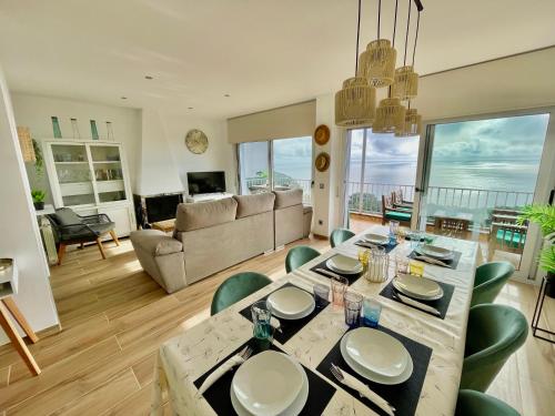 布拉内斯SeaHomes Vacations, LA CASA BLUE Mediterranean Lifestyle的客厅配有桌椅和沙发