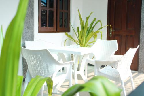 DewamottawaAirport J Dream Resort的庭院里设有一张白色的桌子和白色的椅子