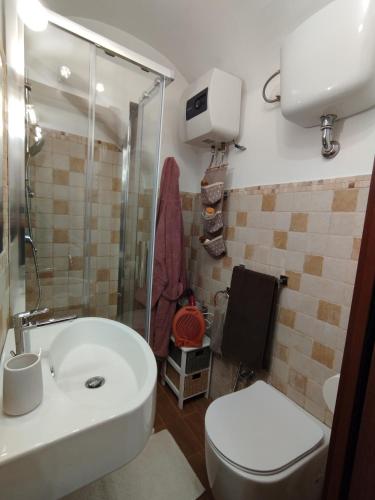 塔尔奎尼亚La casetta di Patry的浴室配有白色水槽和卫生间。