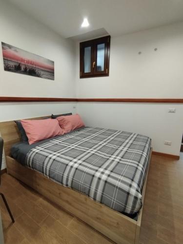 塔尔奎尼亚La casetta di Patry的一间卧室配有一张带铺着平底毯的床