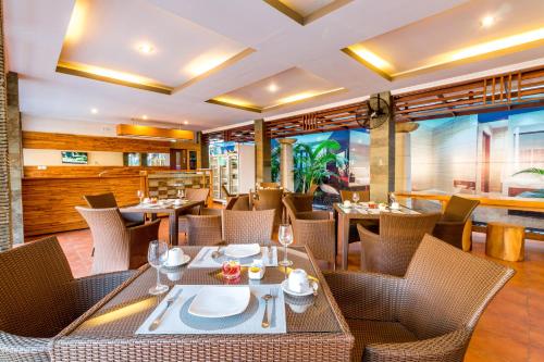 努沙杜瓦维迪精品酒店的餐厅内带桌椅的用餐室