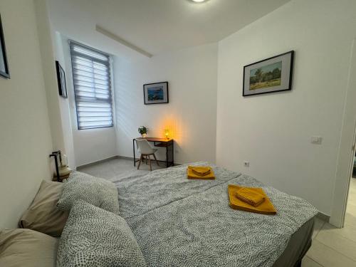 科斯塔卡玛Casa Elias - Costa Calma Sun & Beach的一间卧室,配有一张带两张黄色餐巾的床