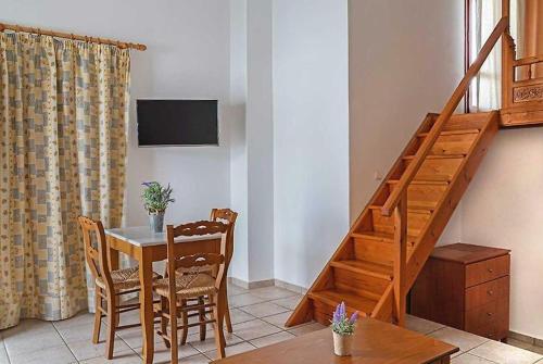 斯基罗斯岛HORIZON Skyrian house的一间带桌子和楼梯的用餐室