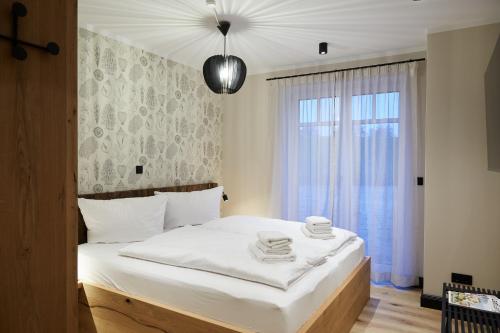 比苏姆Binnendiek Haus 6 Apartment 2的一间卧室配有一张带白色床单的床和一扇窗户。