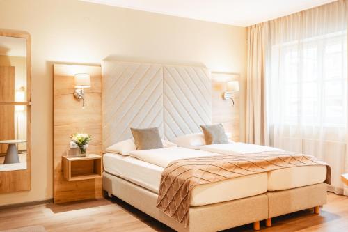 蒙德塞克罗恩酒店的一间卧室设有一张床和一个窗口