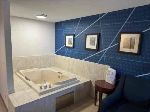 大章克申Comfort Inn Grand Junction I-70的带浴缸和蓝色墙壁的浴室